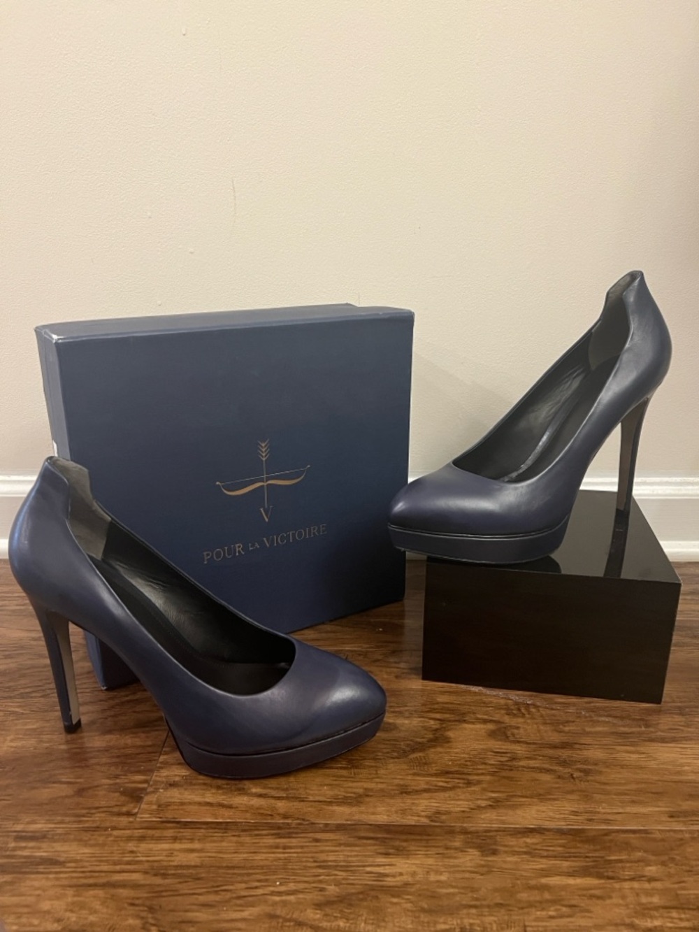 Pour La Victoire Navy Leather Platform Pumps